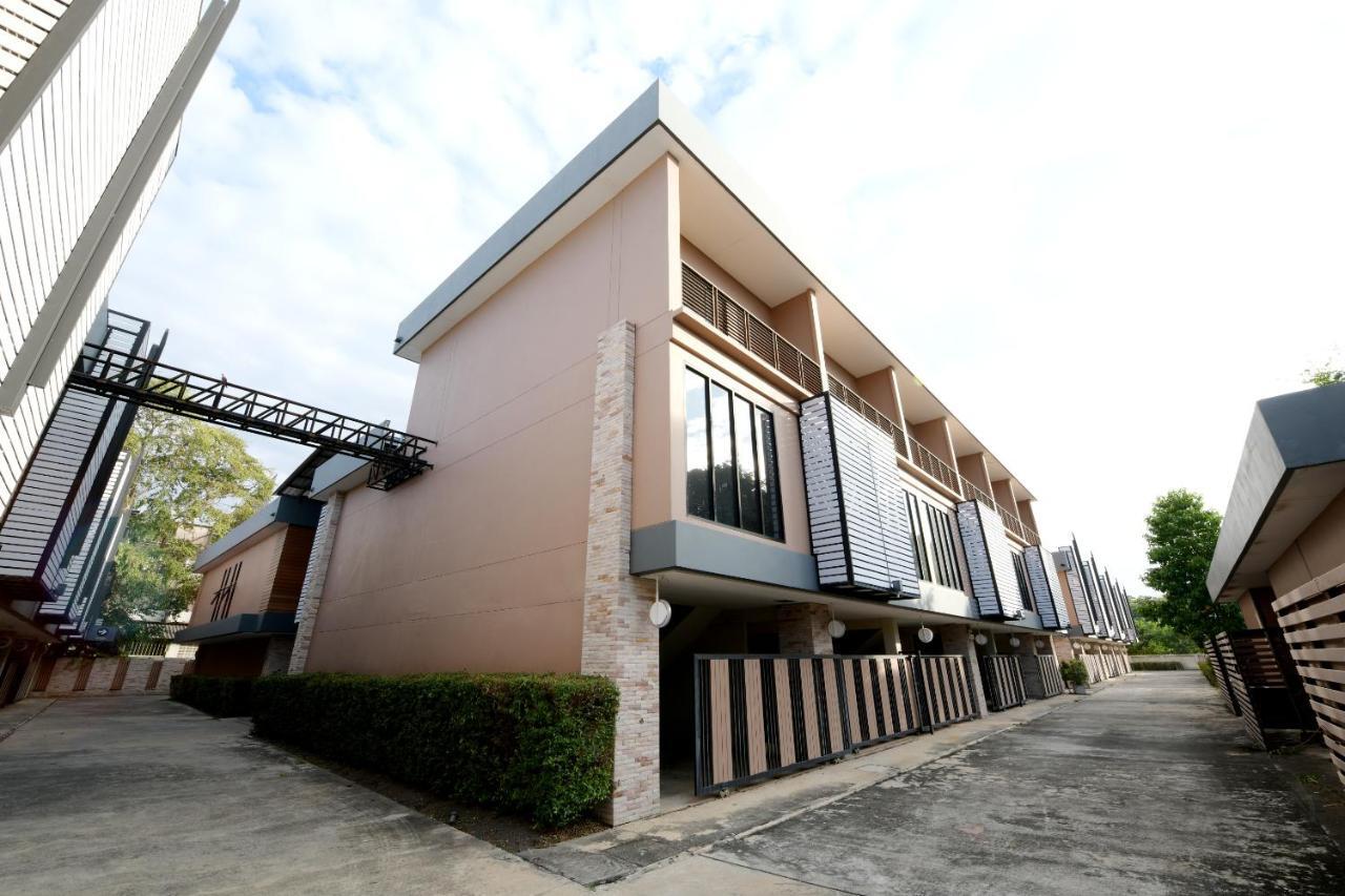 Sriracha Hotel And Spa Ban Huai Yai Phrom Exterior photo
